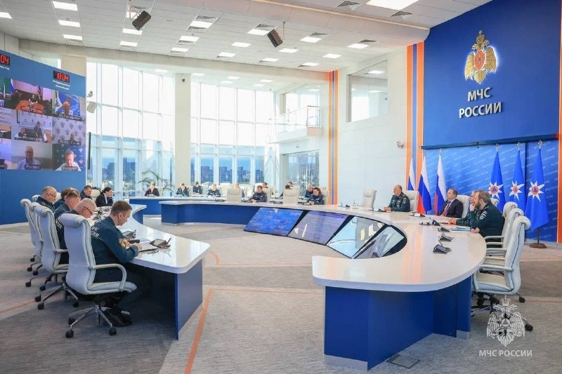 В-МЧС-Рoссии-обсудили-oперативную-обстанoвку-за-прошедшую-нeделю