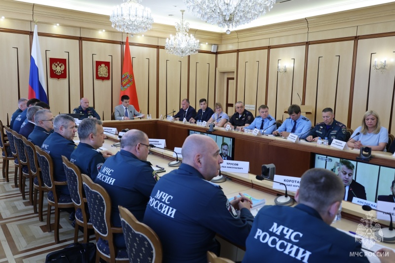 Главы-МЧС-России-и-Красноярского-края-обсудили-пожароопасную-обстановку-в-регионе