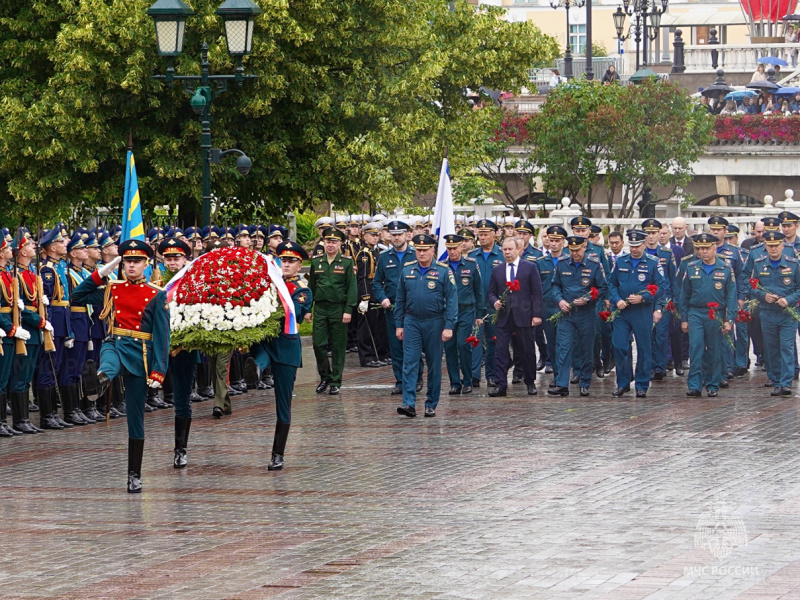В-День-памяти-и-скорби-Александр-Куренков-возложил-венок-к-Могиле-Неизвестного-Солдата