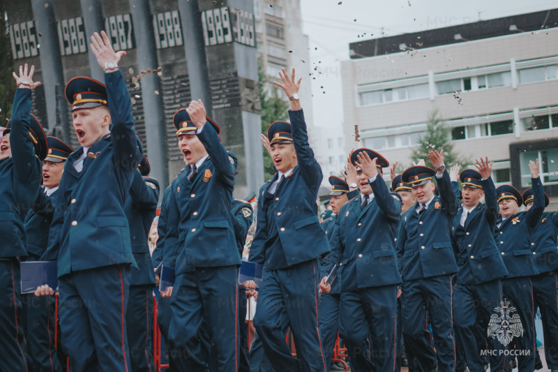 В-Уральском-институте-ГПС-МЧС-России-состоялся-выпуск-молодых-специалистов