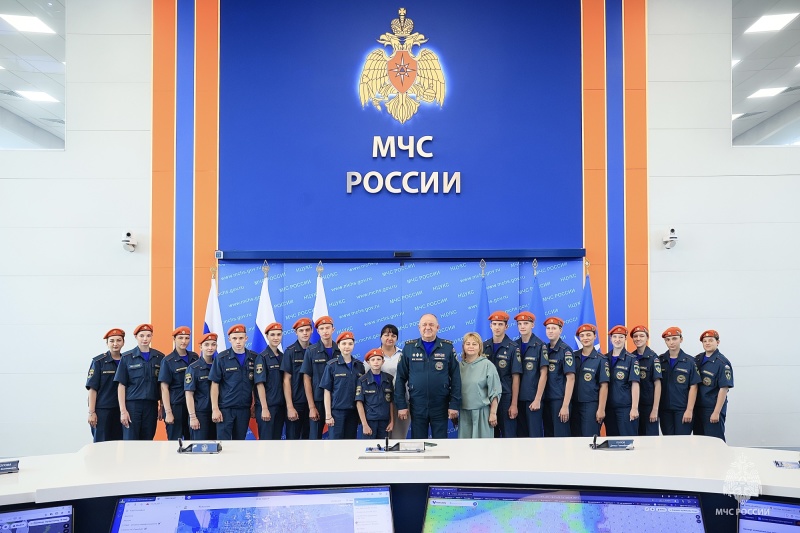 Замглавы-МЧС-России-Виктор-Яцуценко-встретился-с-учащимися-специализированного-класса-«Спасатель»-из-Приморья