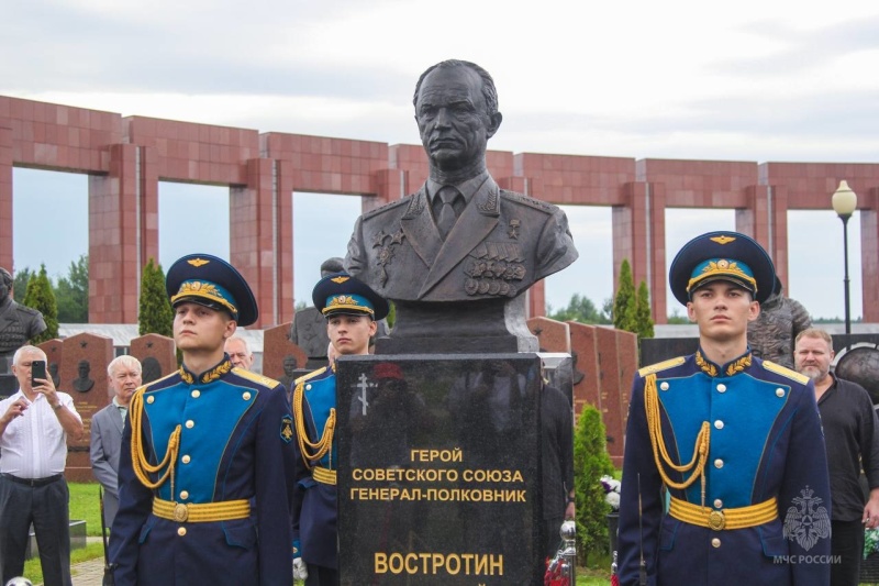 В-Подмосковье-установлен-бюст-Герою-Советского-Союза-Валерию-Востротину