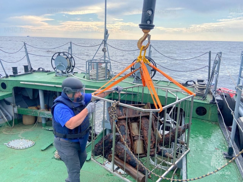 Свыше-3,5-тонны-взрывоопасных-предметов-подняли-водолазы-МЧС-России-со-дна-Ладоги