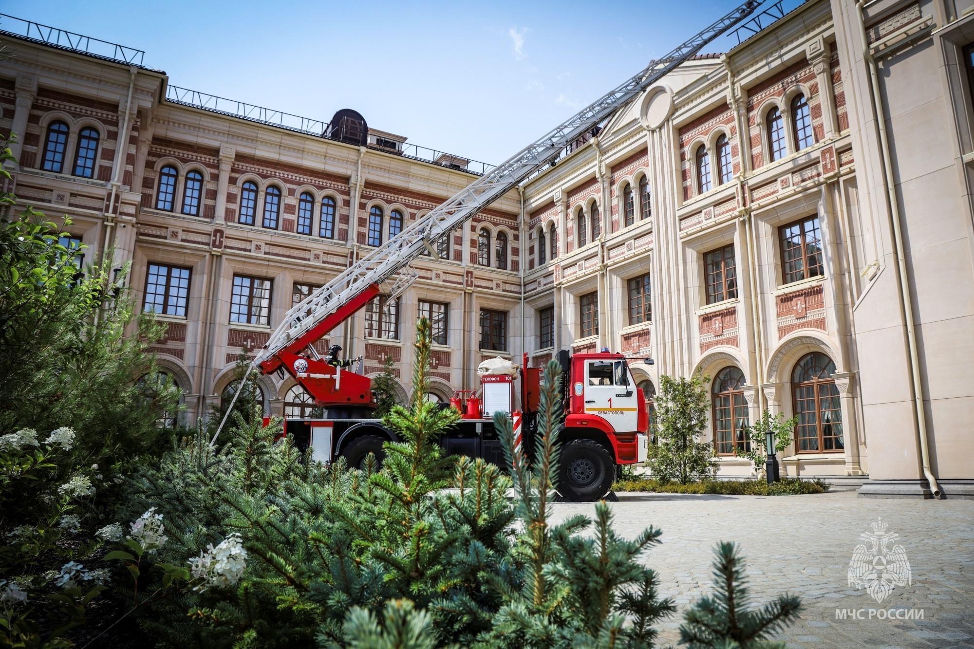МЧС-России-провело-учение-в-школе-искусств-Севастополя