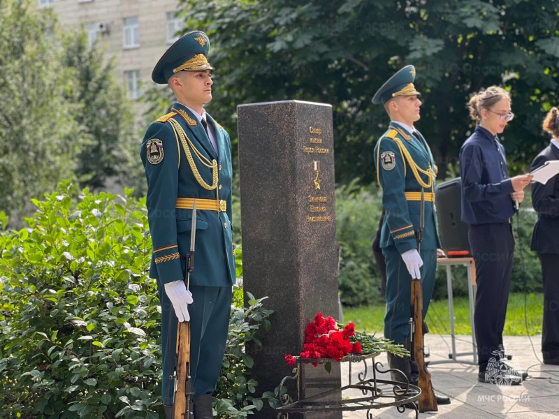 В-МЧС-России-почтили-память-Евгения-Зиничева