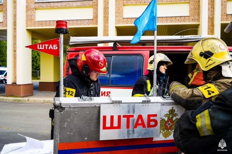 В-Карелии-пожарные-МЧС-России-провели-учение-по-тушению-пожара-в-университете
