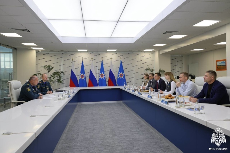 Глава-МЧС-России-Александр-Куренков-встретился-с-представителями-федеральных-СМИ