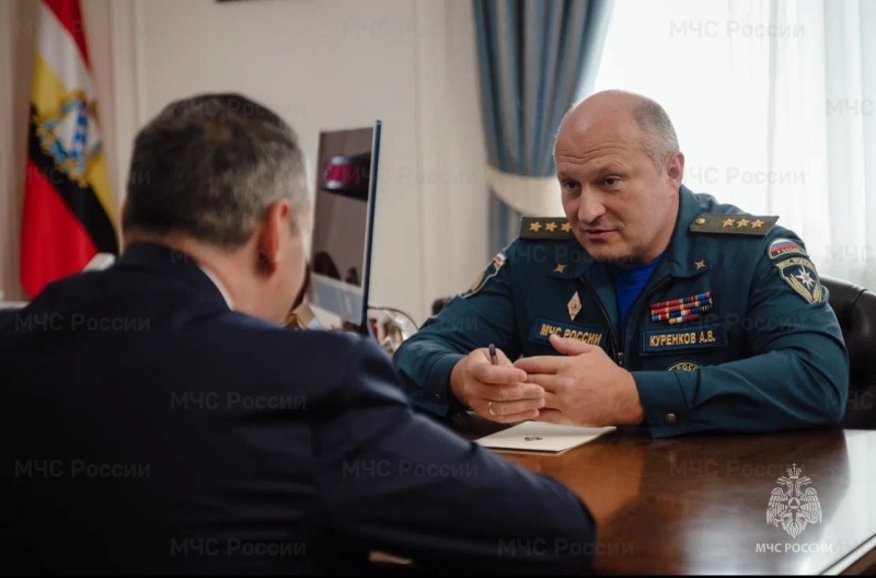 Глава-МЧС-России-Александр-Куренков-и-врио-губернатора-Курской-области-Александр-Хинштейн-обсудили-вопросы-безопасности-и-восстановления-привычной-жизни-жителей-приграничья