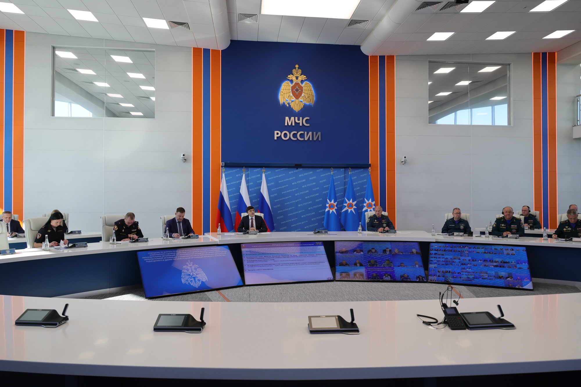 Главы-МЧС-и-Минпросвещения-России-дали-старт-всероссийскому-учению