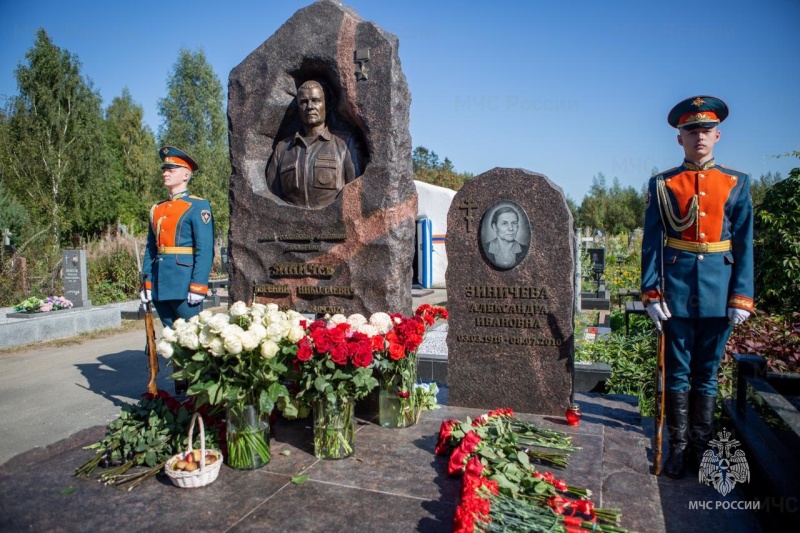 Глава-МЧС-России-и-личный-состав-центрального-аппарата-почтили-память-Героя-России-Евгения-Зиничева