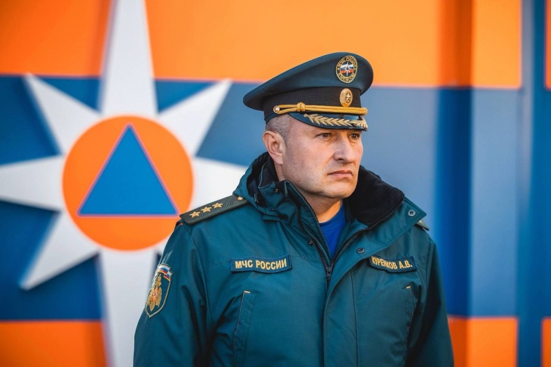 Александр-Куренков-передал-ГУ-МЧС-России-по-Липецкой-области-12-единиц-пожарно-спасательной-техники