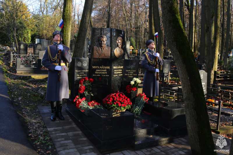 В-МЧС-России-почтили-память-легендарного-генерал-лейтенанта-Дмитрия-Михайлика