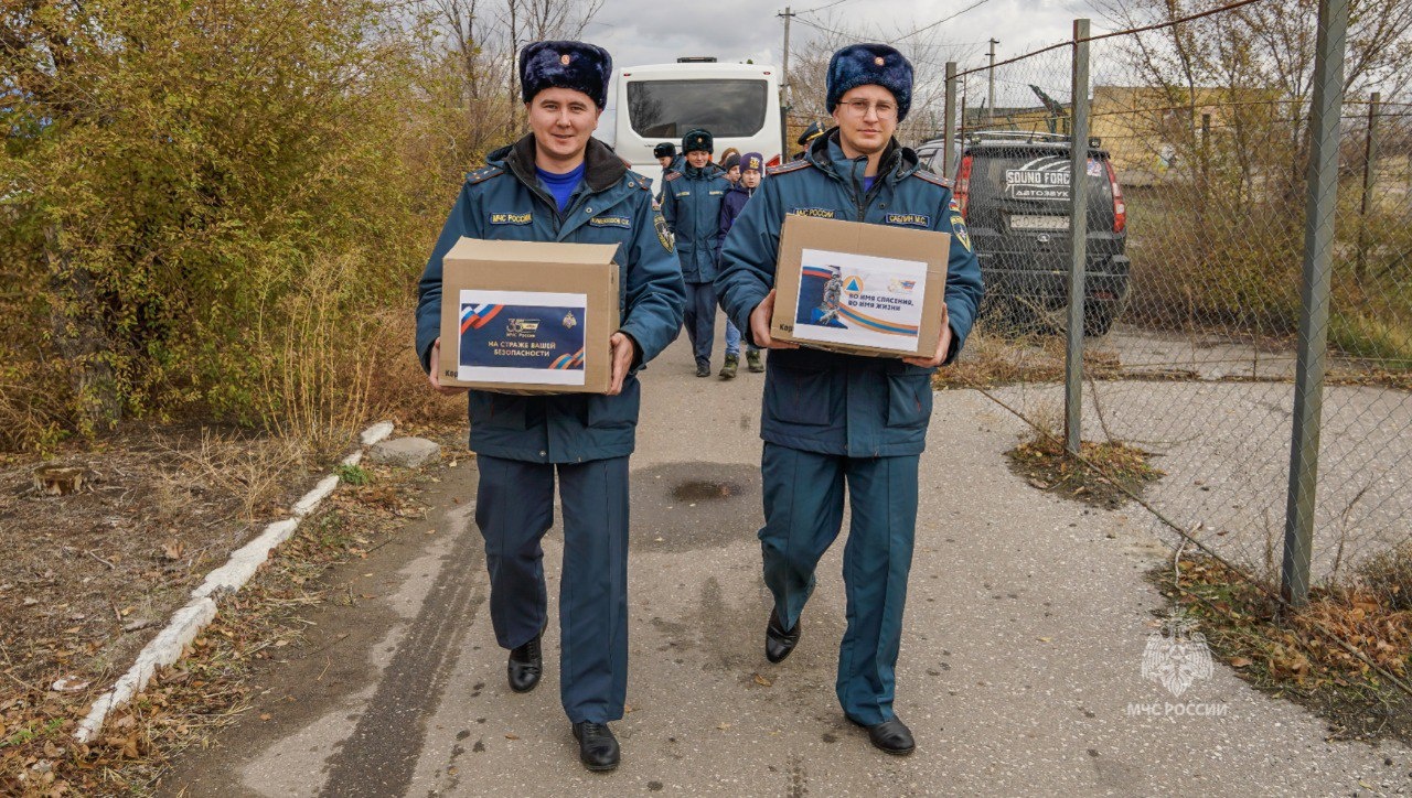 Сотрудники-МЧС-России-оказали-волонтерскую-помощь-волгоградскому-приюту-для-животных