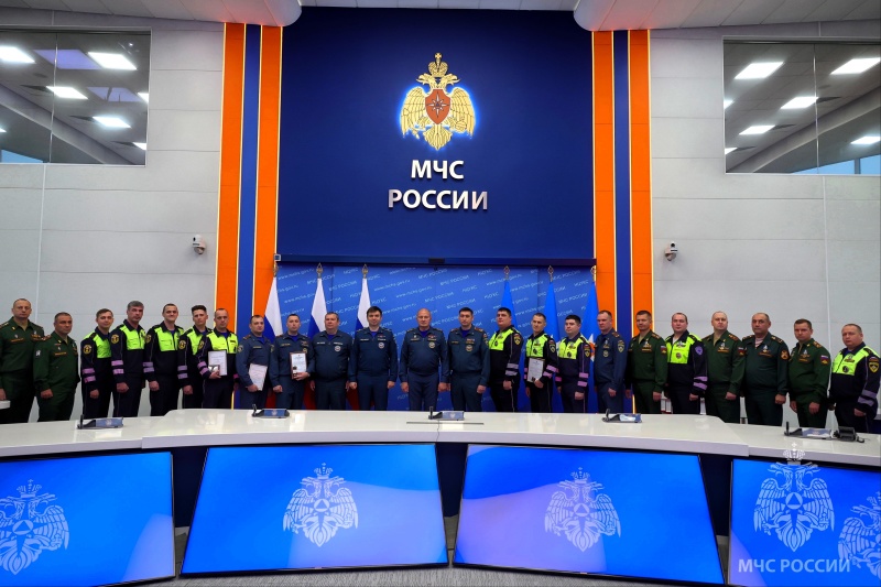 Глава-МЧС-России-Александр-Куренков-наградил-сотрудников-Военной-автомобильной-инспекции
