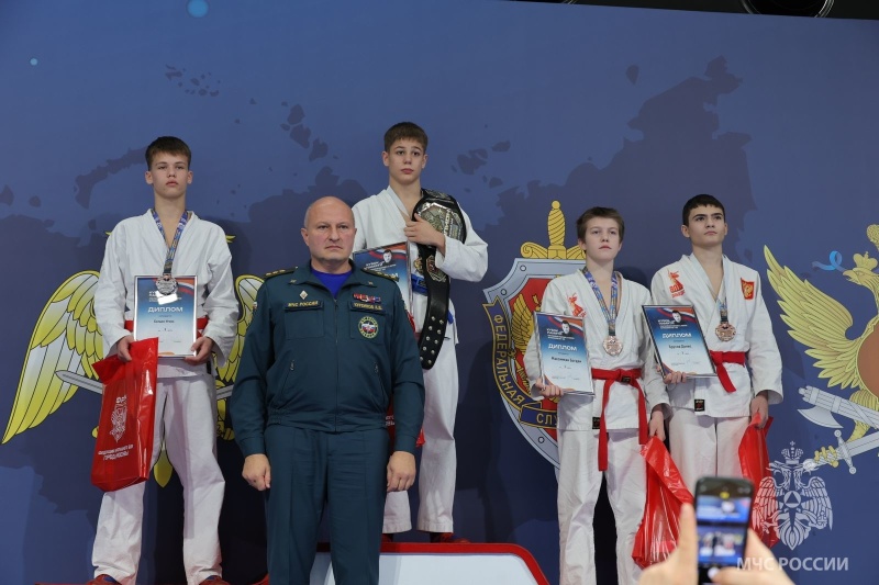 Глава-МЧС-России-Александр-Куренков-поздравил-победителей-всероссийских-соревнований-по-рукопашному-бою