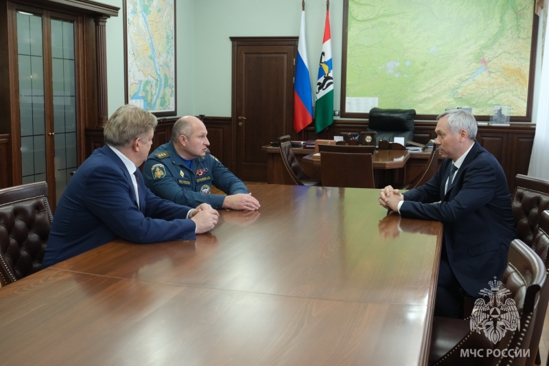 Глава-МЧС-России,-полпред-в-СФО-и-губернатор-Новосибирской-области-обсудили-вопросы-безопасности