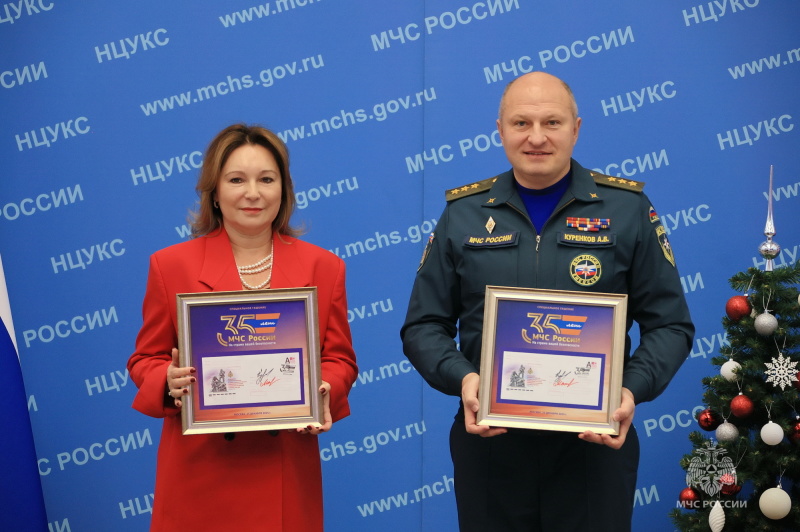 В-МЧС-России-состоялась-торжественная-церемония-памятного-гашения-конвертов