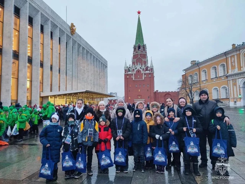Дети-сотрудников-МЧС-России-из-приграничных-и-новых-регионов-посетили-Кремлёвскую-ёлку