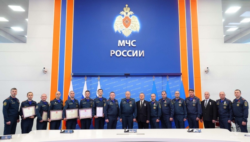 Александр-Куренков-вручил-государственные-награды-личному-составу-МЧС-России