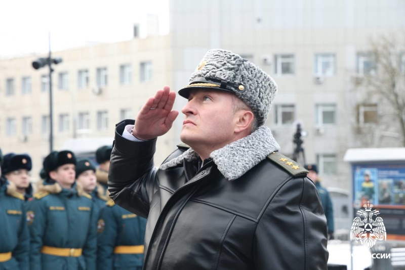 В-день-35-летия-МЧС-России-торжественные-церемонии-возложения-цветов-к-памятникам-состоялись-во-всех-регионах