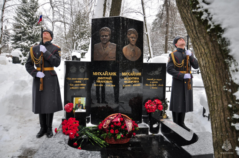 В-МЧС-России-почтили-память-генерала-Дмитрия-Михайлика