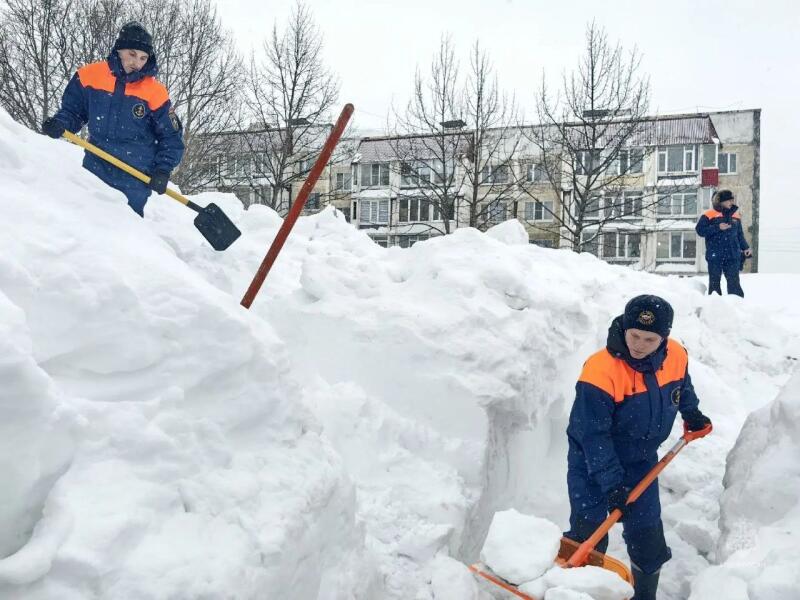 Очередной-борт-МЧС-России-привез-на-Камчатку-снегоуборочную-технику-для-ликвидации-последствий-циклона-на-полуострове