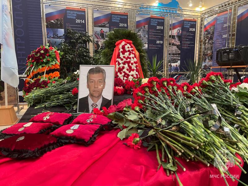 В-МЧС-России-простились-с-заслуженным-спасателем-России-Андреем-Легошиным