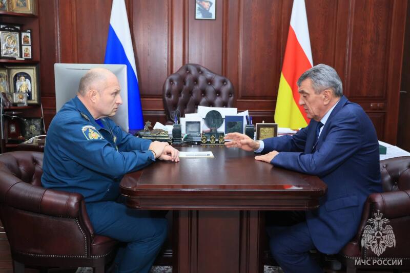 Первые-лица-МЧС-России-Александр-Куренков-и-Северной-Осетии-Сергей-Меняйло-оценили-возможность-создания-региональной-пожарной-охраны