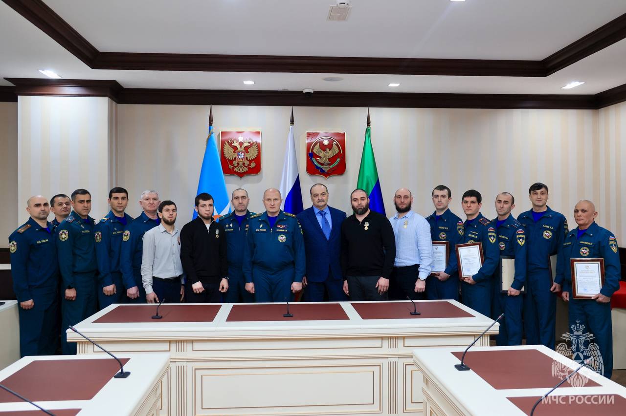 Александр-Куренков-посетил-Ситуационный-центр-Дагестана-и-вручил-ведомственные-награды