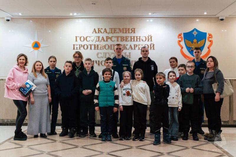 В-Академии-ГПС-МЧС-России-побывали-дети-защитников-Отечества