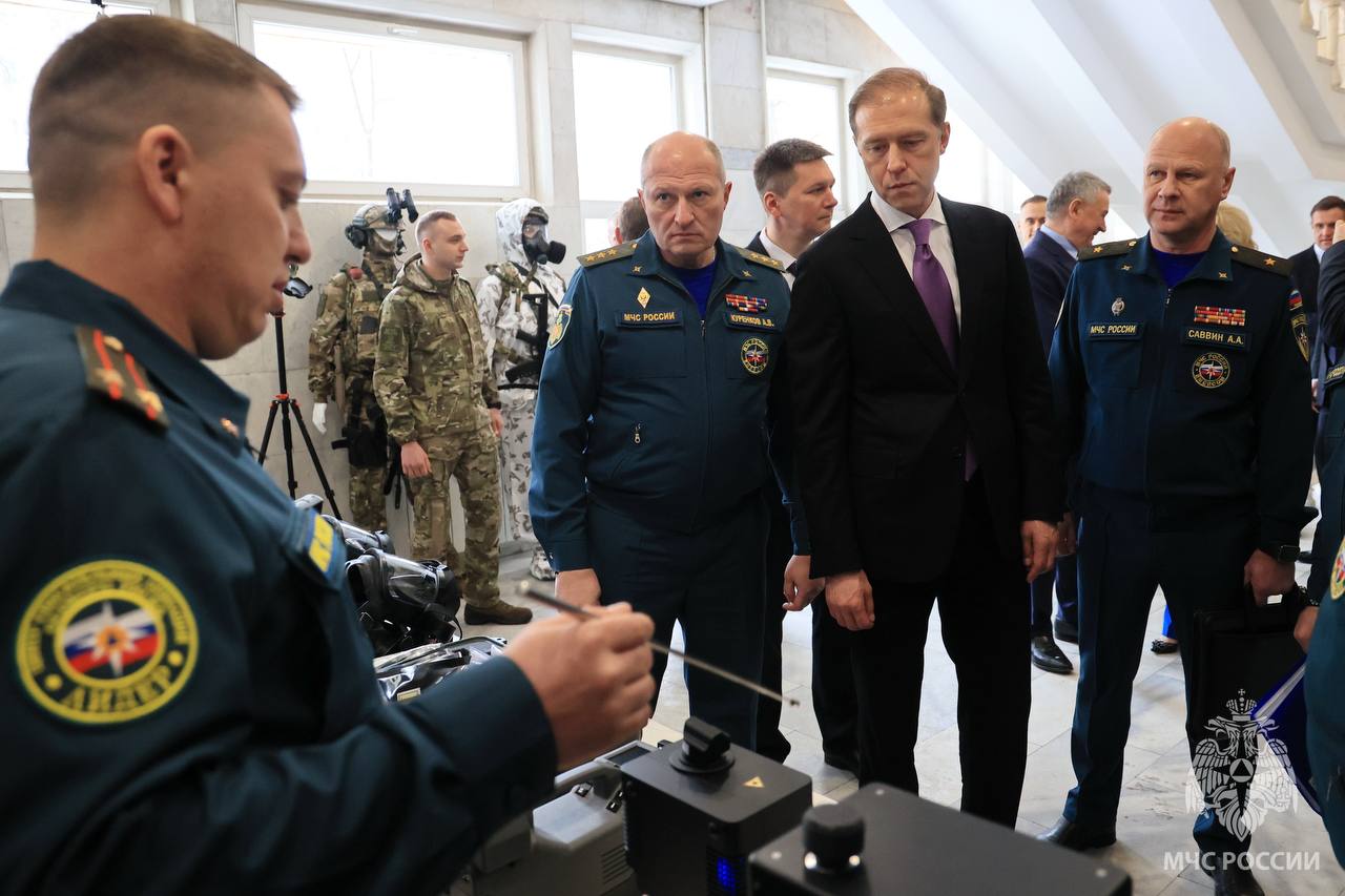 Глава-МЧС-России-Александр-Куренков-и-представители-Правительства-РФ-осмотрели-образцы-техники-и-оснащения-МЧС-России