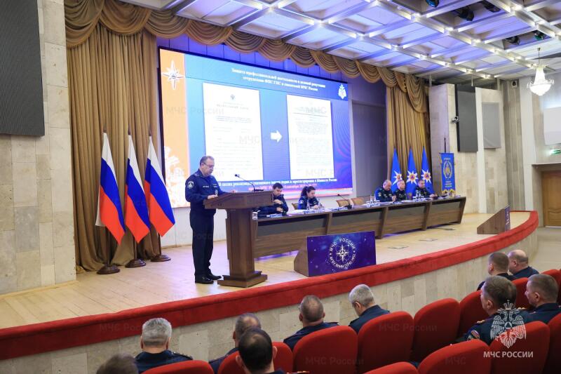 Начальники-главных-управлений-чрезвычайного-ведомства-встретились-с-заместителями-министра-МЧС-России