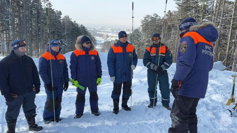 Спасатели-МЧС-России-на-Сахалине-проводят-зимние-тренировки
