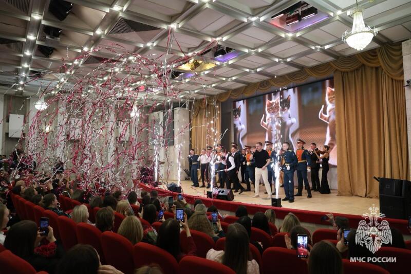 В-преддверии-8-Марта-сотрудницы-МЧС-России-получают-поздравления