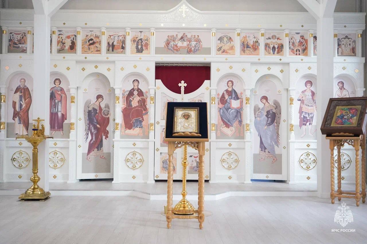 В-храме-Академии-ГПС-МЧС-России-освятили-новый-иконостас-и-настенные-росписи-после-реставрации