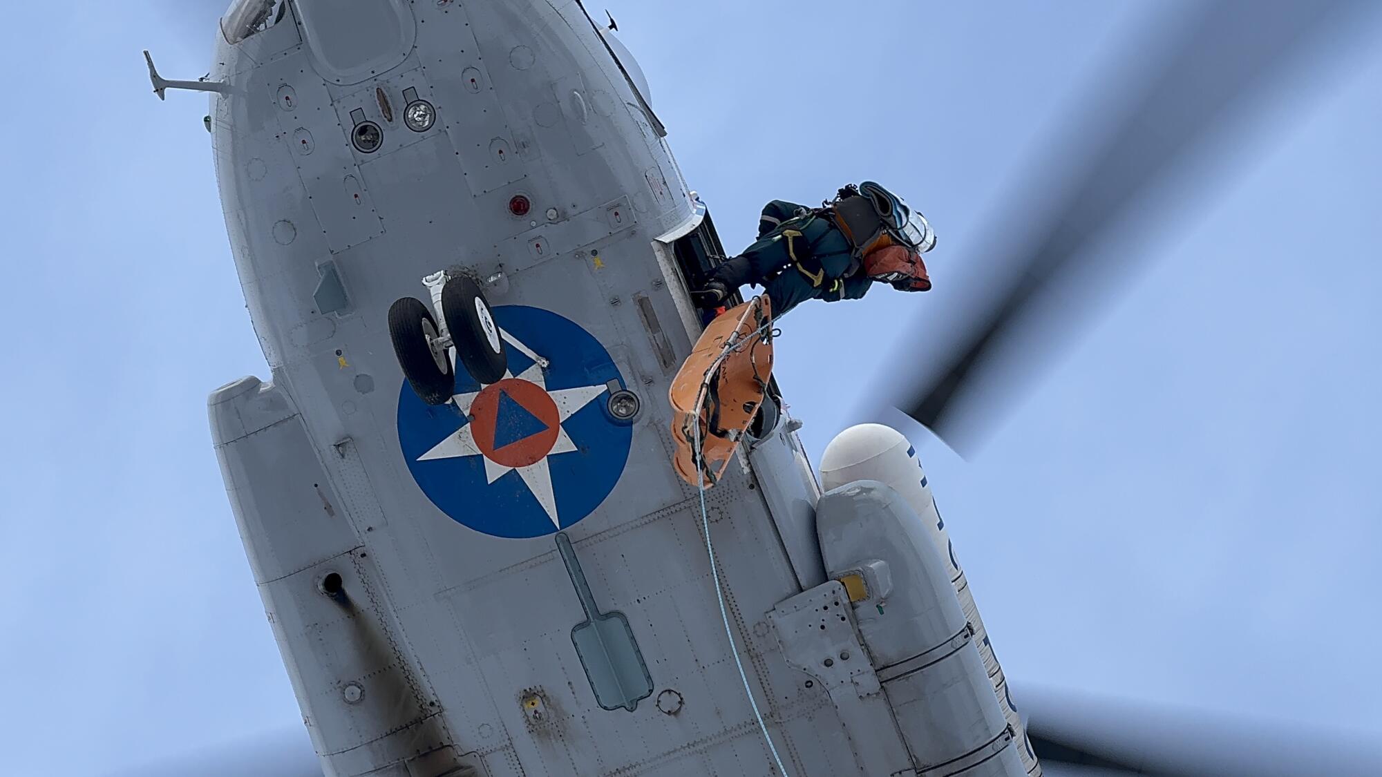 Камчатские-и-магаданские-спасатели-МЧС-России-провели-дневную-и-ночную-десантные-тренировки