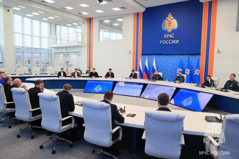 В-МЧС-России-обсудили-вопросы-взаимодействия-с-добровольческими-организациями