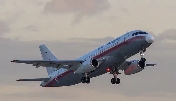 Самолет-ssj-100-вновь-на-боевом-дежурстве-МЧС-России