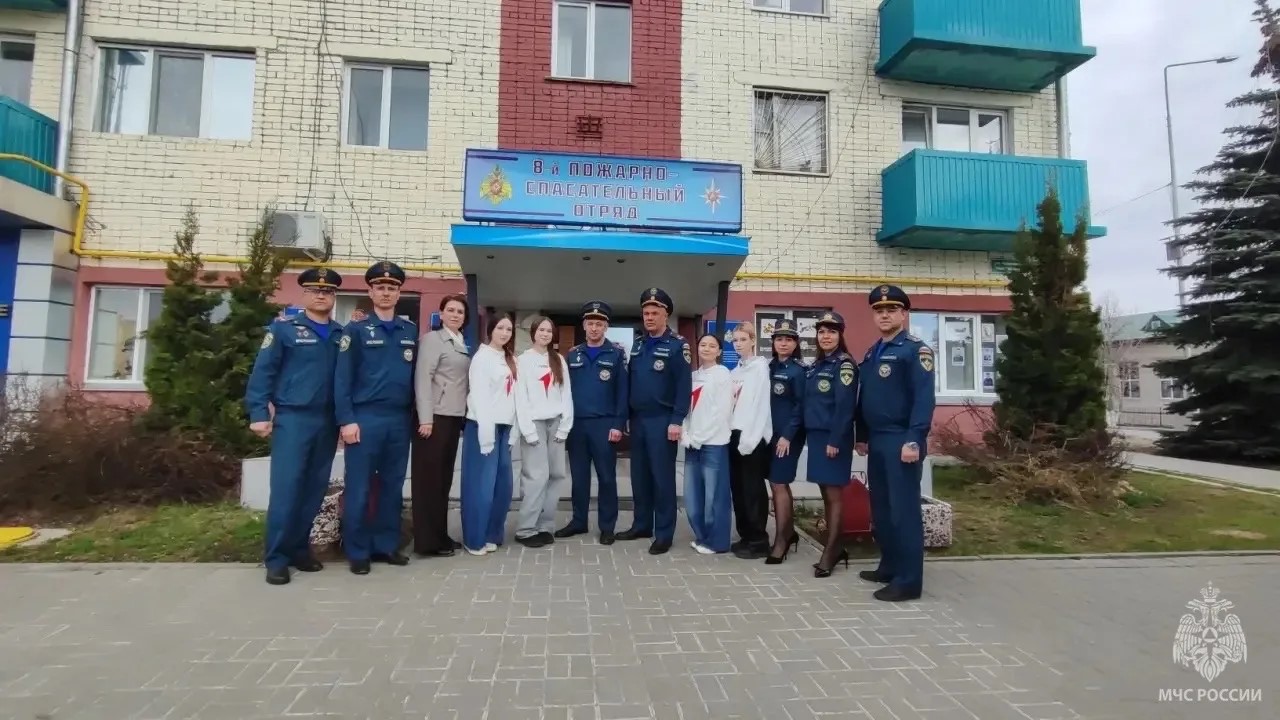 Подразделения-МЧС-России-участвуют-во-всероссийской-акции-«Окна-Победы»