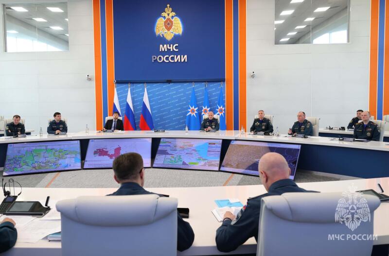 Глава-МЧС-России-Александр-Куренков-и-помощник-Президента-страны-Руслан-Эдельгериев-обсудили-вопросы-мониторинга-природных-пожаров