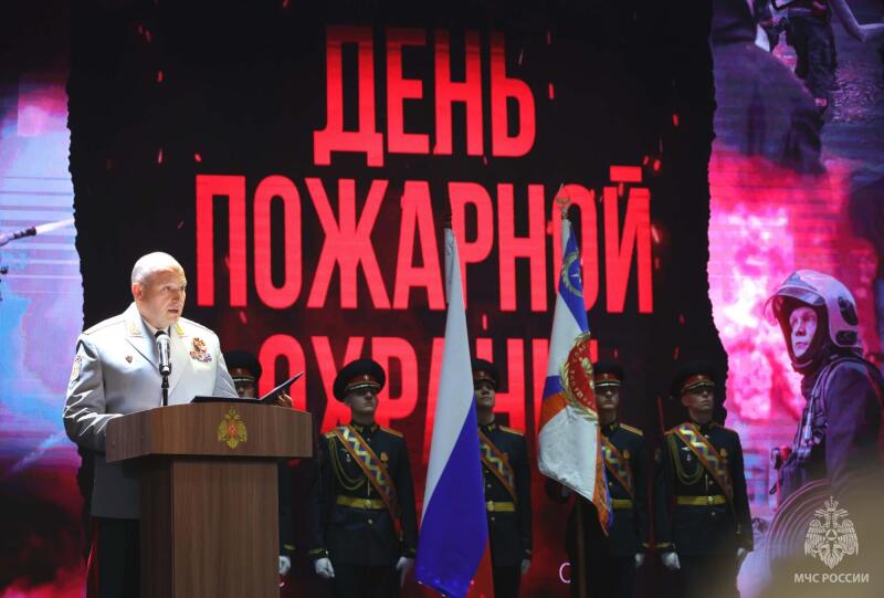 Александр-Куренков-вручил-государственные-и-ведомственные-награды-личному-составу-МЧС-России