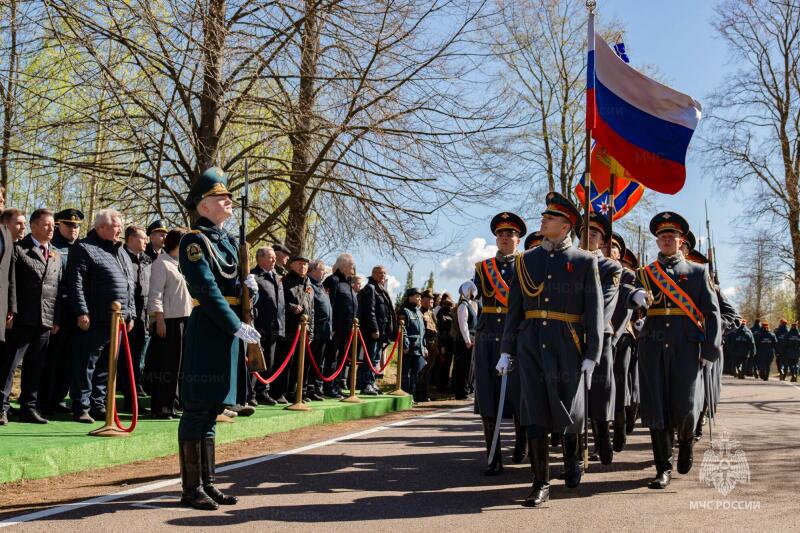 Санкт-Петербургский-университет-ГПС-МЧС-России-провел-торжественный-митинг-на-Невском-пятачке