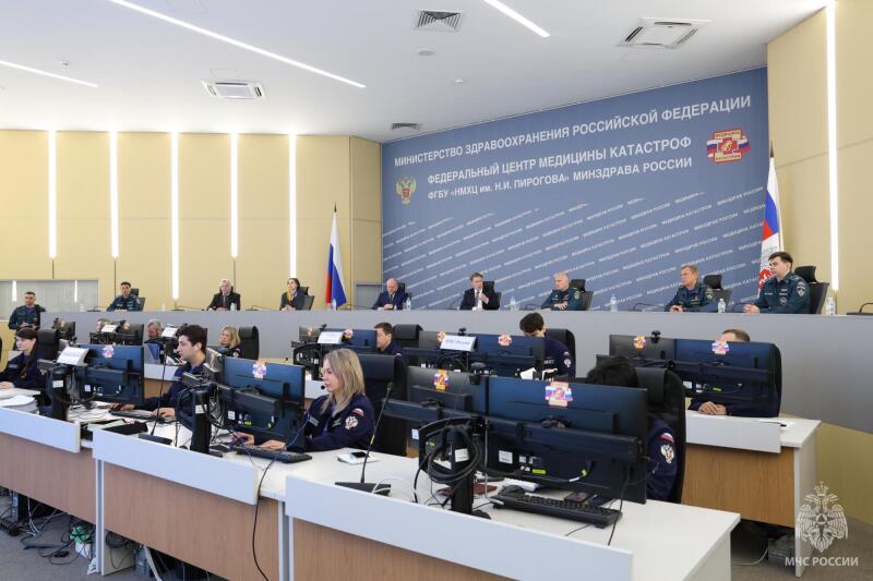 Глава-МЧС-России-осмотрел-мобильный-госпиталь-Федерального-центра-медицины-катастроф
