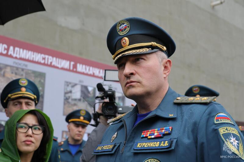 Глава-МЧС-России-Александр-Куренков-побывал-на-месте-обрушения-многоквартирного-дома-в-Махачкале