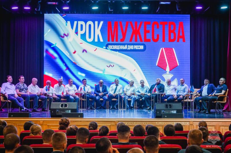 В-преддверии-Дня-России-в-Академии-Государственной-противопожарной-службы-МЧС-России-состоялось-значимое-патриотическое-мероприятие-–-урок-мужества