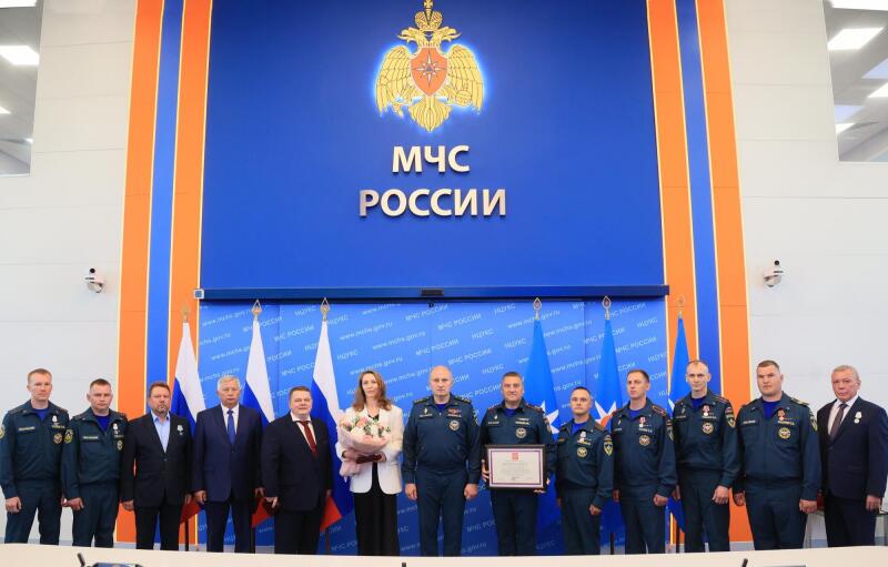 Александр-Куренкoв-вручил-государственные-награды-личному-составу-ведомства