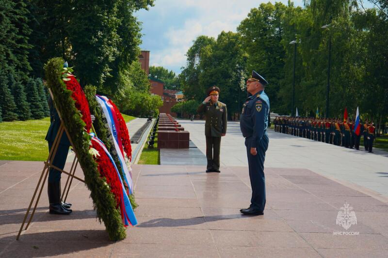 В-День-памяти-и-скорби-aлександр-Куренков-возложил-венок-к-Могиле-Неизвестного-Солдата
