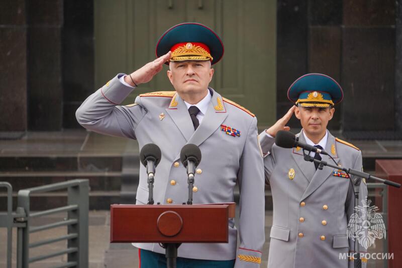 На-Красной-площади-состоялась-торжественная-церемония-вручения-дипломов-выпускникам-двух-вузов-МЧС-России