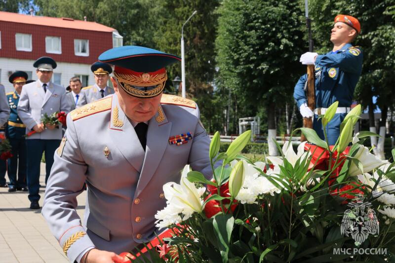 Глава-МЧС-России-Александр-Куренков-наградил-личный-состав-в-преддверии-90-летия-Ногинского-ордена-Жукова-спасательного-центра-МЧС-России
