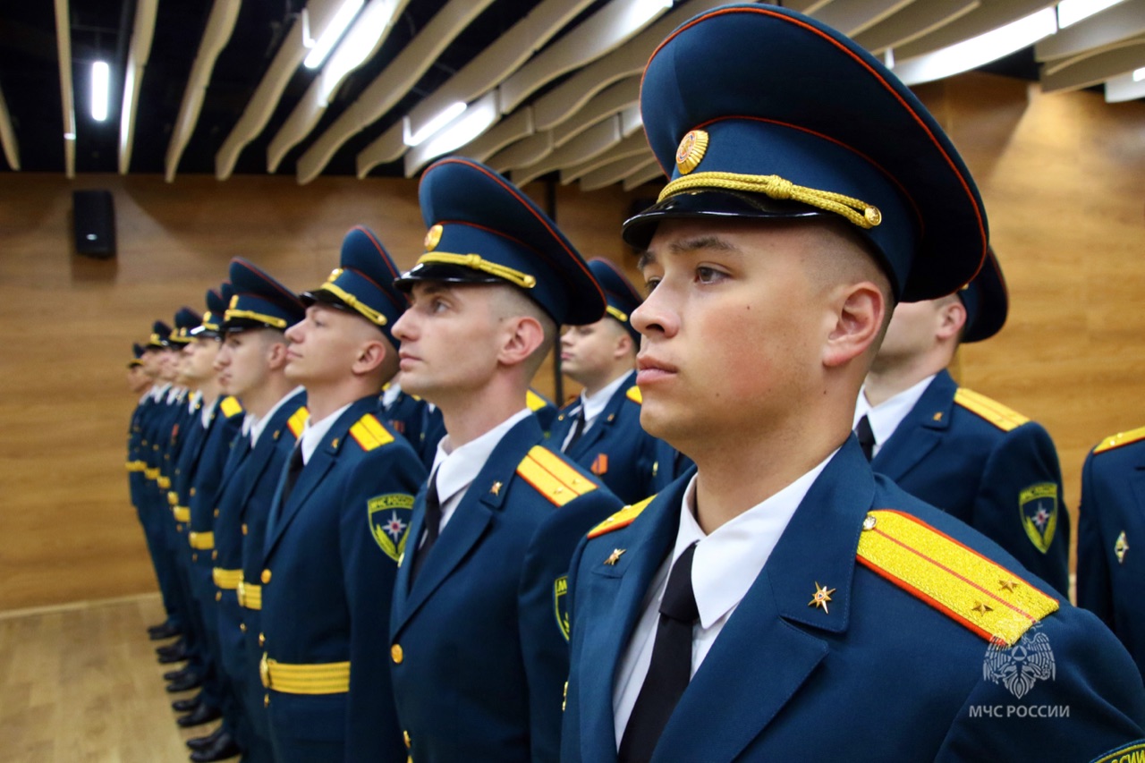 Новое-поколение-спасателей:-в-ДНР-44-лейтенанта-пополнили-ряды-МЧС-России